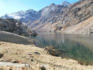 lago Soprano Sella con prima neve su Valmiana e rocca Paur