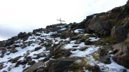 pochi cm di neve sulle roccette che portano in cima (12-10-2013)
