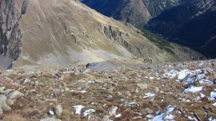 il ripido costone Est appena risalito, visto dai pressi della cima (12-10-2013)