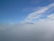 Il Costa Rossa emerge sopra le nubi.