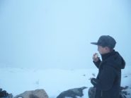 sullo sfondo dovrebbe esserci il colle