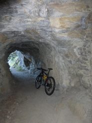 galleria sotto la cascata di Poignon