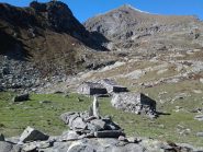 In discesa, sguardo all'indietro verso l'alpe Pian del Lago