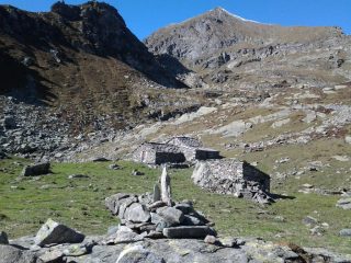 In discesa, sguardo all'indietro verso l'alpe Pian del Lago