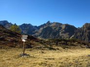 Palina indicatrice alla sella che divide i due valloni Alpette
