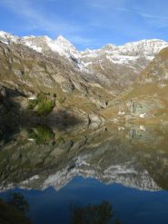 Riflessi nel lago di Malciaussia alla partenza