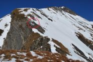 Il punto di ritorno. In primo piano il passaggio esposto, superato; nel cerchio le placche con la neve.
