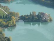 Castel Toblino, è inquadrato in parecchie scene di una serie televisiva (Una buona stagione) di RAI 1