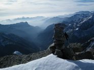 L'ometto di vetta con parte dei monti valsesiani sullo sfondo