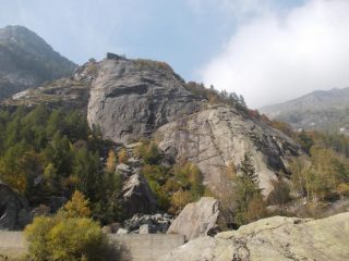 Piramide e Cubo . In primo piano il masso ( 66cl ) su cui Joker77 ha tracciato due tiri 6b, 6b+