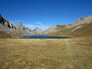 Lago dell'Oronaye salendo al colle di Roburent, in fondo il Bec du Lievre e il bellissimo altopiano tibetano chiuso dalla Meyna