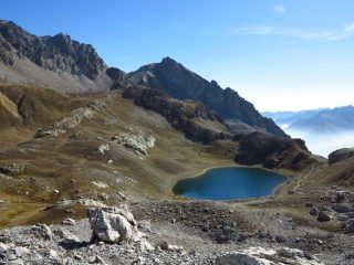 Dal sentiero alto il lago inferiore di Roburent e dietro il Passo Peroni e il Bric