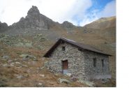 Casermetta sotto il roccione e a dx il colle di Stau..