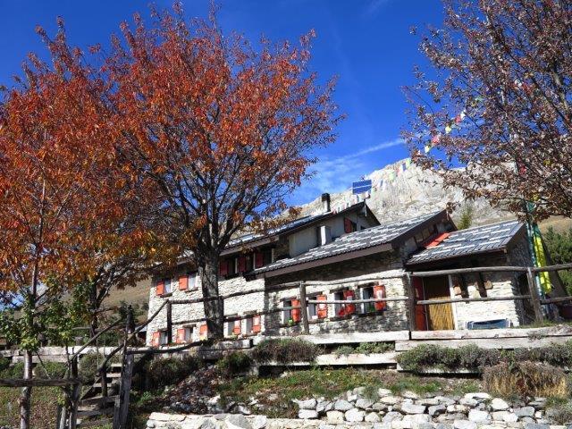 Il rifugio Mongioie nei colori autunnali