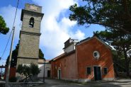 Chiesa di Campiglia dalla piazzetta del paese (382 m)