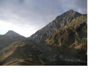 Il passo del Mottone e adx il Pizzo del Ton dai laghi di Trivera..