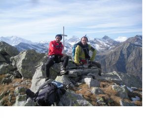 Con Ale accanto alla croce , il rosa a sx l'Alphubel a dx e lo Stralhorn in mezzo a noi..
