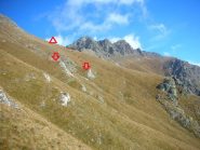 dal mini-pianoro sopra la cava: i due speroncini da raggiungere (frecce) e il percorso fino al Colle Muià. La traccia di sentiero si perde solo dopo il 2° speroncino