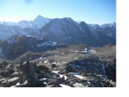 La Tersiva, e in primo piano l'imponente mole del Refray dalla vetta..