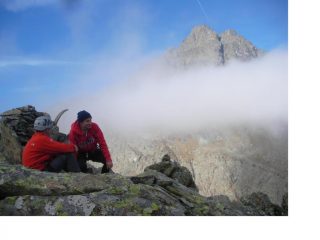 L'attesa e' servita,,ecco che l'Avic traspare dalle nebbie qui dal Bec l'Espic..