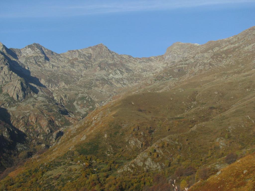 Da Rabler, alpe Loetto ed in alto a dx la Punta Bordevolo