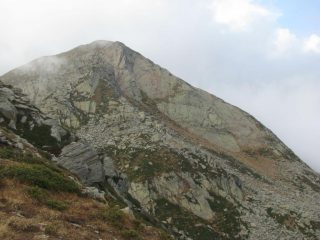 Cima Las Rubbia, a dx la cengia erbosa di discesa fra le placche
