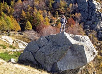 Il grande masso nei pressi della Tète de Cou