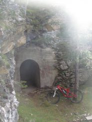 Ingresso posteriore dalla pineta