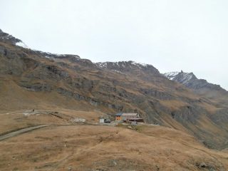 scendendo verso il rifugio Benevolo  in fase di ampliamento....