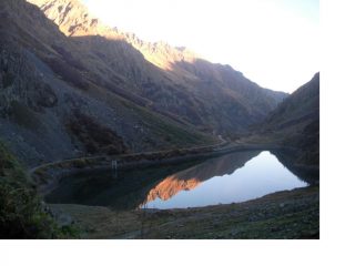 Le cime si specchiano nel lago..