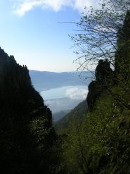 Il lago di Annone visto dal canalone Belasa