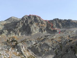 Attacco cengia e percorso dalla pietraia oltre il lago