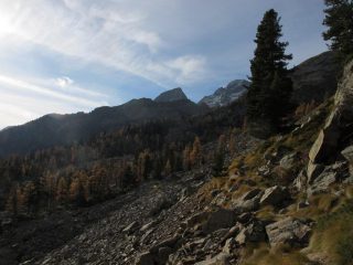 Salendo si scorge il Mont Nery