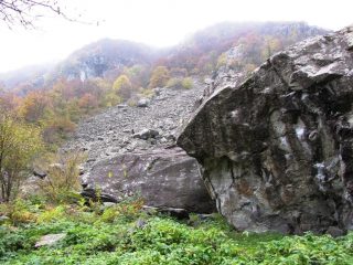 ambiente dai massi della casa