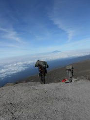 Portatori e sullo sfondo il Monte Meru
