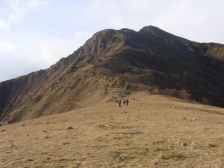 poco sotto il pendio più ripido