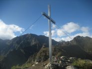 Becco della Guardia al cospetto della punta Sivella (sx), del Corno Bianco (centro foto) e della vicina punta Vasnera (dx)