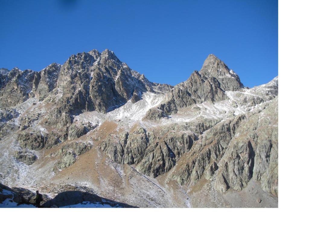 La Cime Lusiere, e a sx il M.Chamineyes viste da pressi del Lac Noir..
