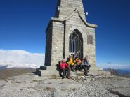 gruppo accanto a statua del Redentore