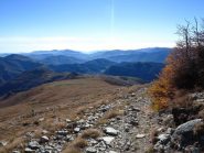 La dorsale di salita e in fondo il Col di Nava