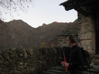 Primo sole sul Bec dle Steje, dalle case dei Piani di Cappia