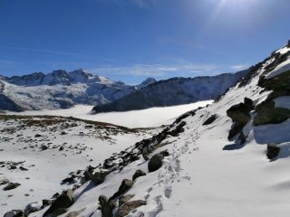 verso il colle di Sort...neve marcia e pietraie....bisogna stare molto attenti ai buchi...