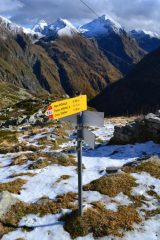 indicazioni al rifugio per il Passo d'Andolla e per la Cima Dora