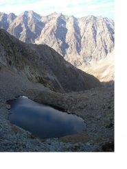 L'appartato laghetto della Siula, ancora in ombra..