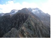 Al centro la Siula con i Gelas sullo sfondo dalla Barra della Siula..