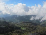 Per un attimo la nebbia si dirada e compare la vallata di Reppia