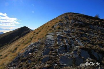Frontè e Garlenda visti scendendo dal crinale