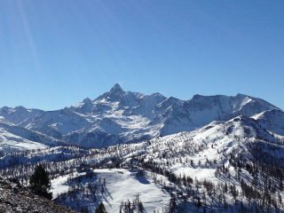bel panorama invernale dalla cima