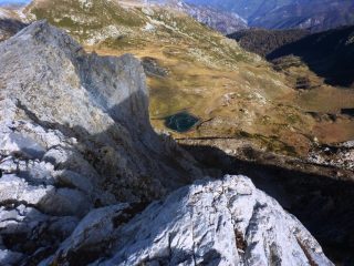 il Lago Raschera visto dalla cresta del Mongioie