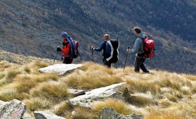 Discesa sulla dorsale,notare l'enorme zaino di Lorenzo che contiene il parapendio
